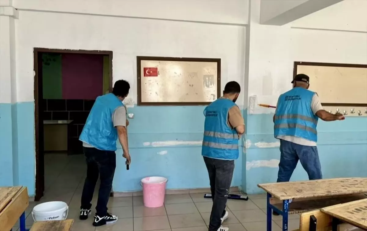 Kırşehir'de Yükümlüler Okul Bakımına Katkı Sağladı