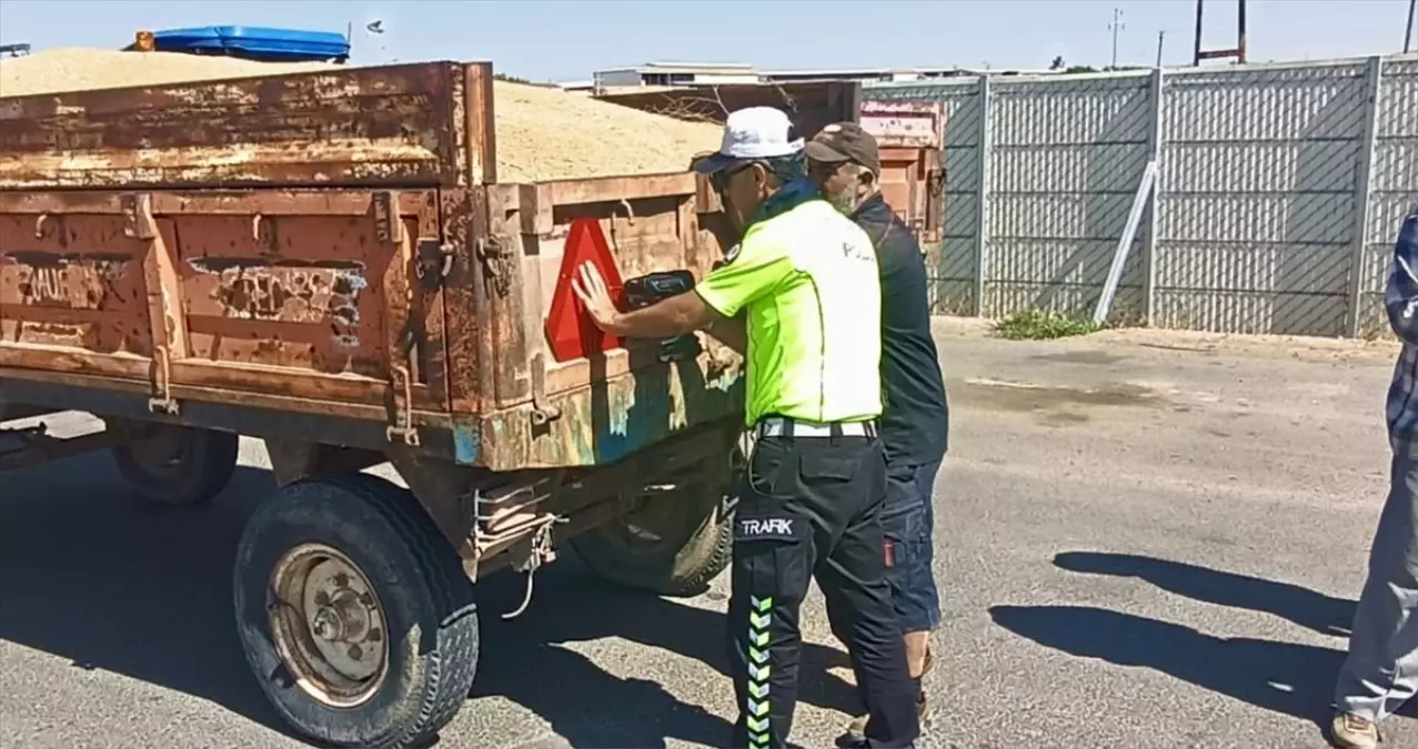 Kırşehir'de Traktörlere Reflektör Takıldı
