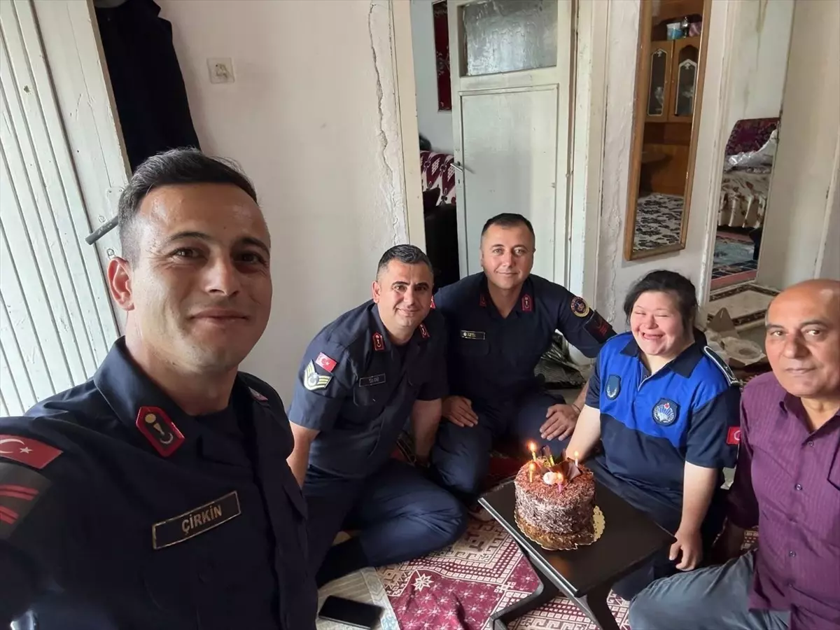 Jandarmadan Down Sendromlu Kıza Sürpriz Doğum Günü Kutlaması