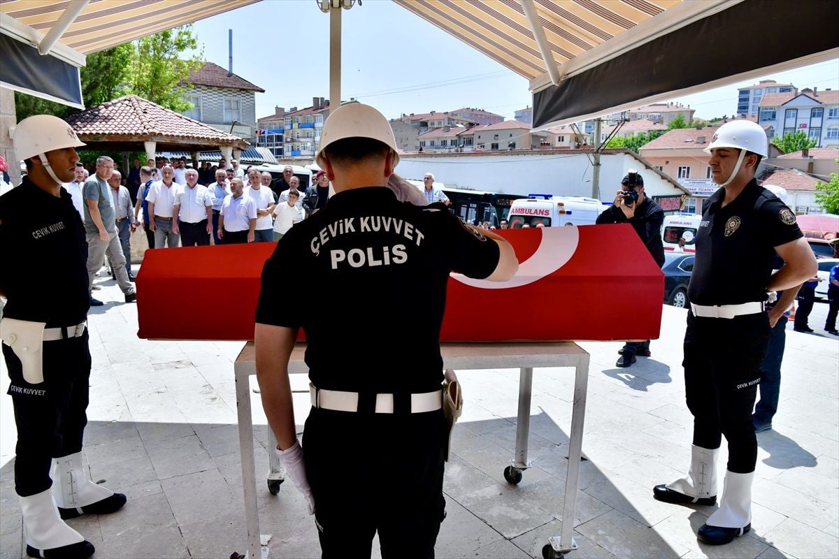 Bayramda Kalp Krizinden Hayatını Kaybeden Polis Memuru Defnedildi