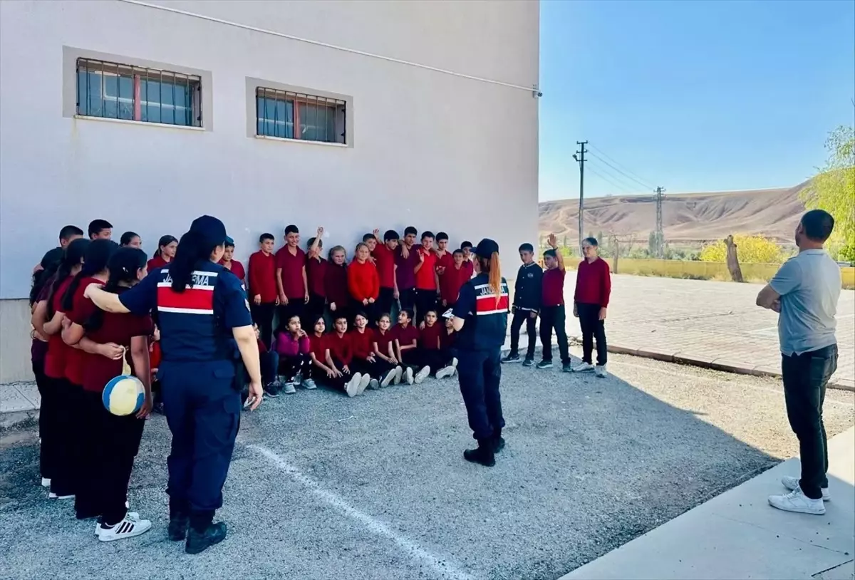 Kırşehir'de Jandarma, Öğrencilere İnternet Güvenliği Eğitimi Verdi