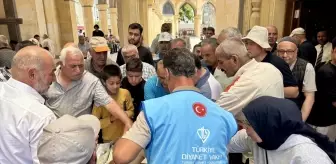 Kırşehir'de TDV gönüllülerinden vatandaşlara aşure ikramı