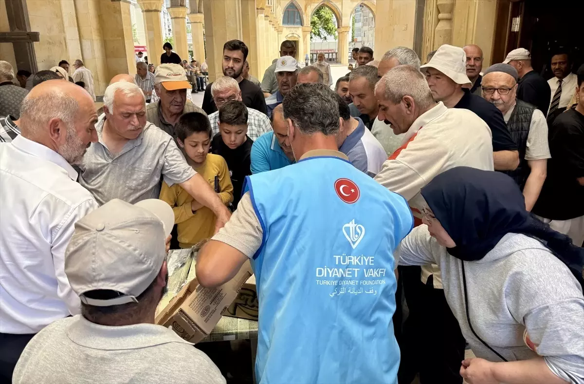 Kırşehir'de TDV gönüllülerinden vatandaşlara aşure ikramı
