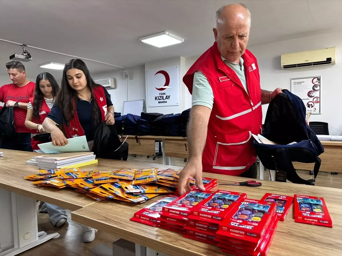 Kızılay&apos;dan 3 Bin Öğrenciye Kırtasiye Yardımı