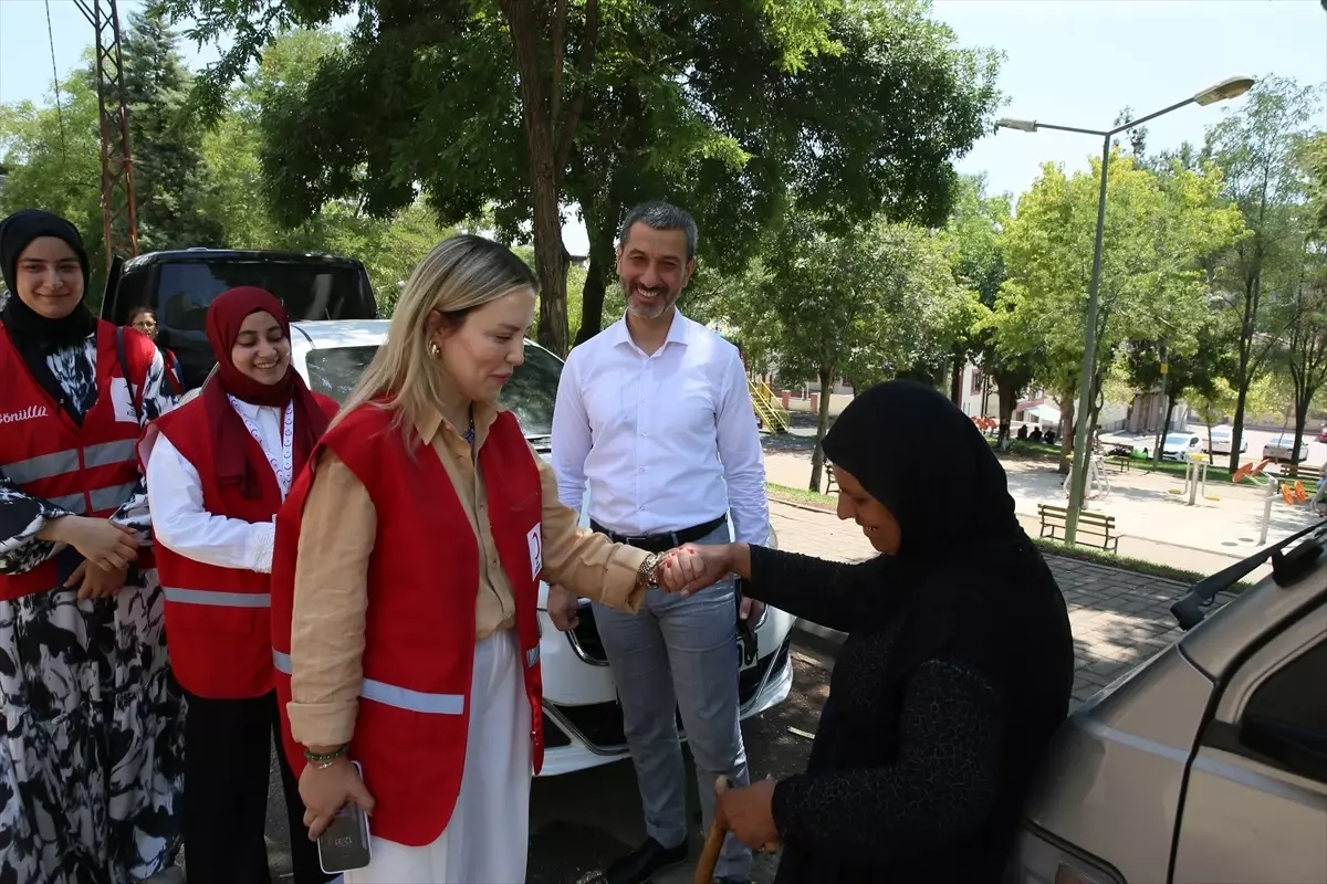 Kızılay Gönüllülerinden İhtiyaç Sahibi Ailelere Destek