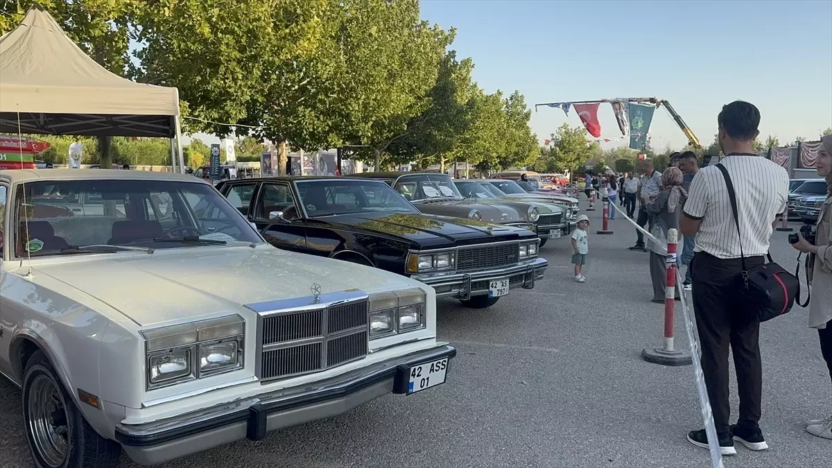Konya'da 3. Klasik Otomobil Sergisi Açıldı