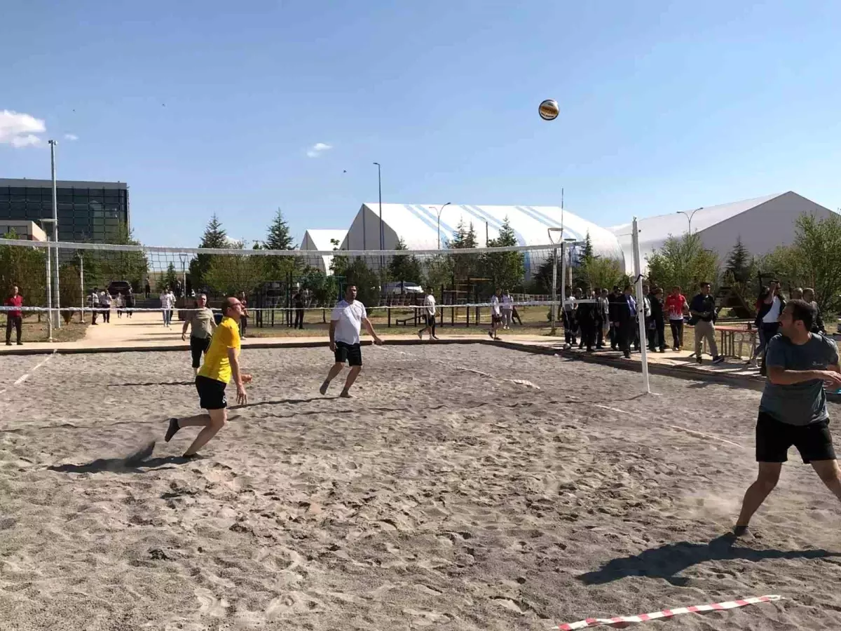 Karaman'da İlk Plaj Voleybolu Turnuvası Heyecanı