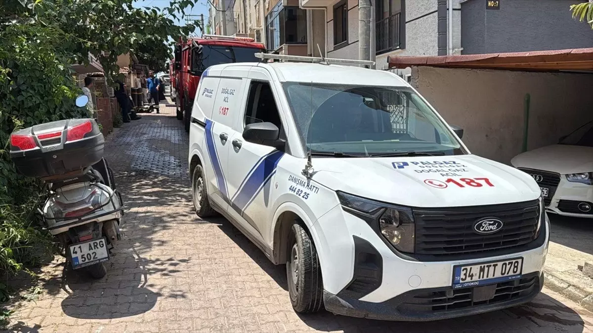 Darıca'da 4 Katlı Binanın Çatısında Yangın Çıktı