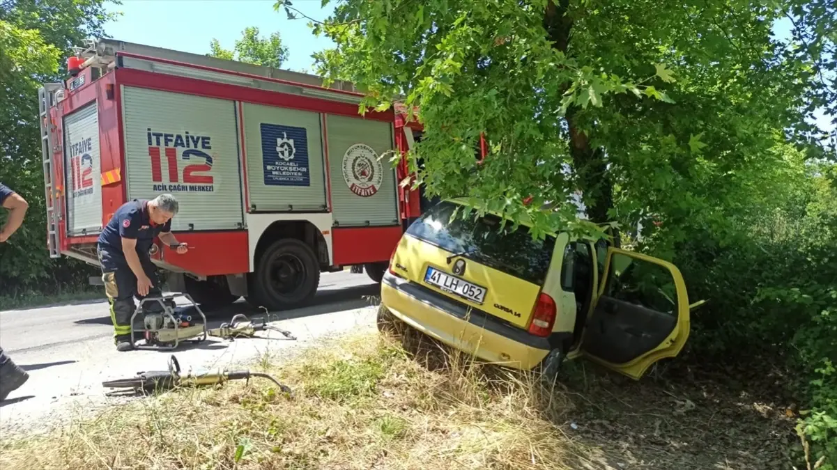 Kandıra'da Ağaca Çarpan Otomobildeki Yaşlı Çift Yaralandı