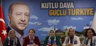 Kocaeli'de AK Parti'li kadınlar gökyüzüne Filistin bayrağının renklerinde balonlar bıraktı