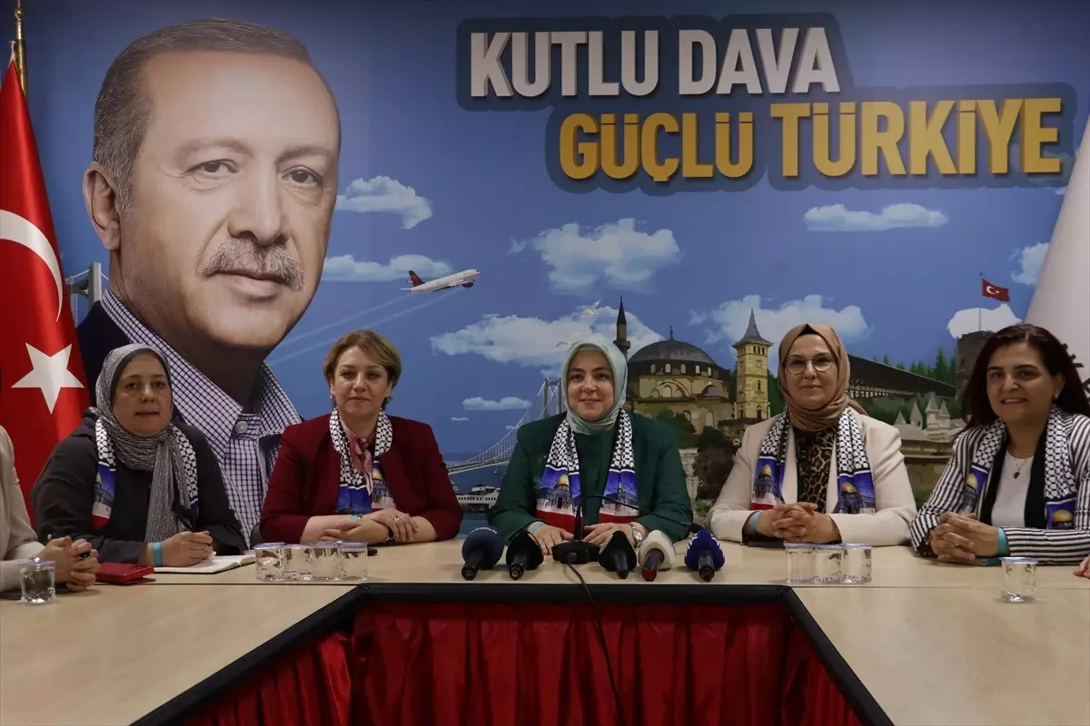 Kocaeli'de AK Parti'li kadınlar gökyüzüne Filistin bayrağının renklerinde balonlar bıraktı