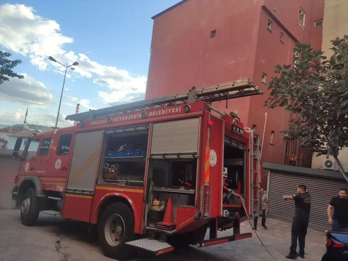 Dilovası'nda 5 Katlı Apartmanda Yangın Çıktı
