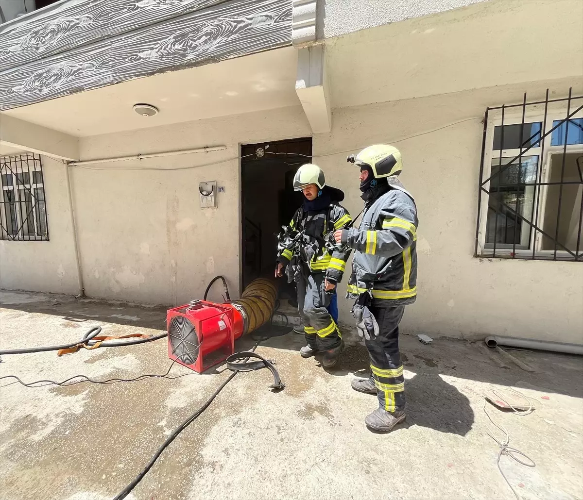 Kocaeli'nde Apartman Yangını: Bir Kişi Hastaneye Kaldırıldı
