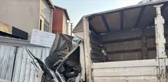 Kocaeli'de Kamyonet Kazası: Sürücü Yaralandı