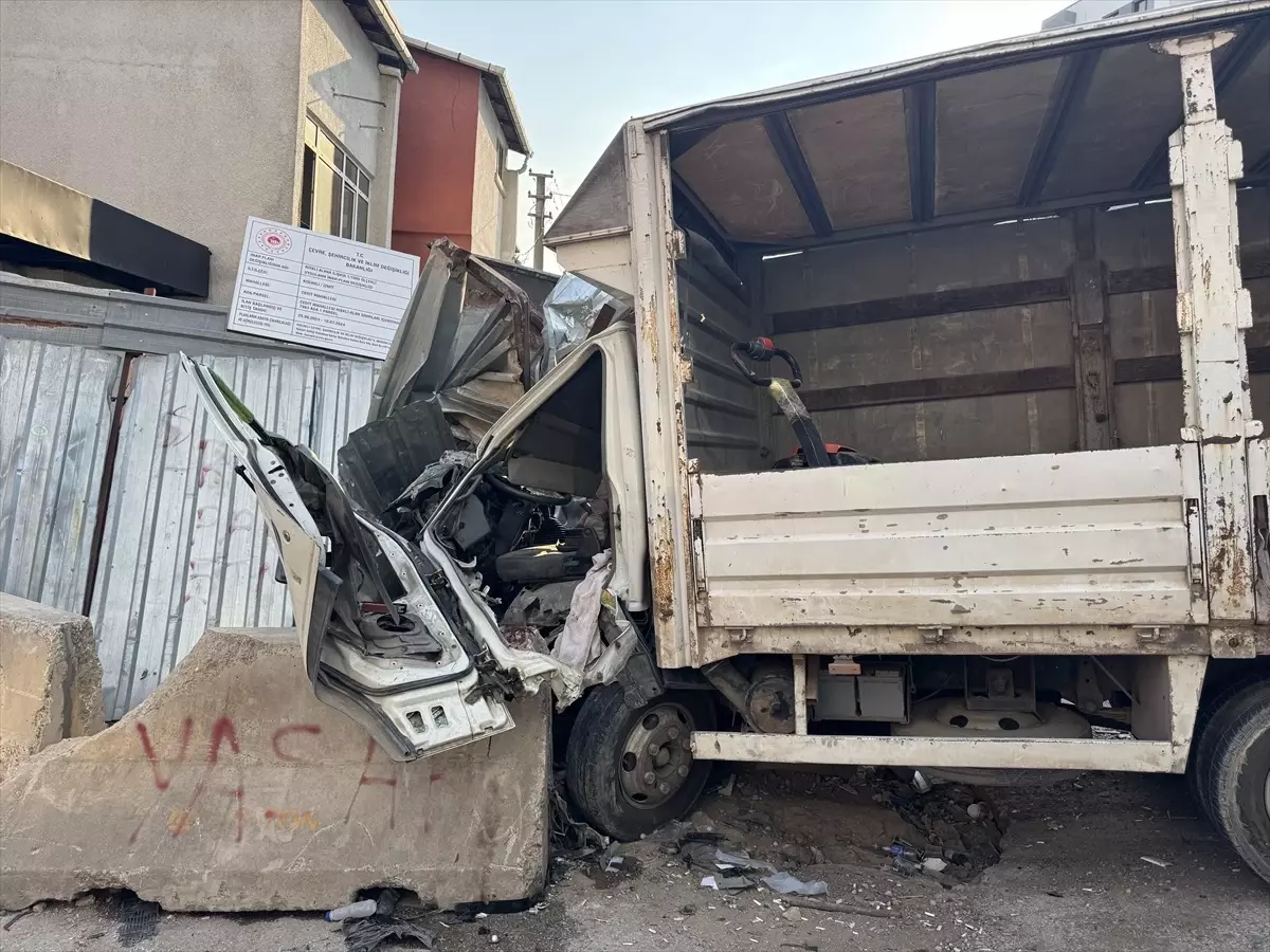 Kocaeli'de Kamyonet Kazası: Sürücü Yaralandı