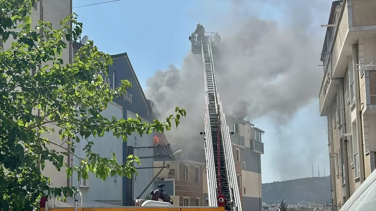 Kocaeli'de 4 Katlı Binanın Çatısında Yangın