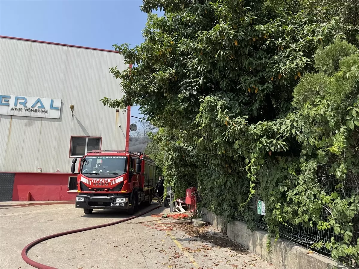 Başiskele'de Fabrikada Yangın Kontrol Altına Alındı