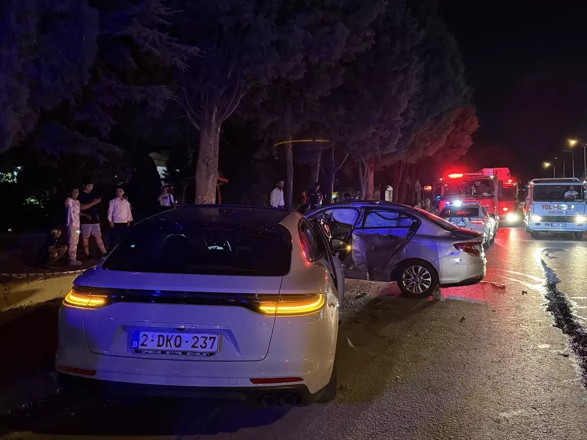 Kartepe'de Otomobil Çarpışması: 4 Yaralı