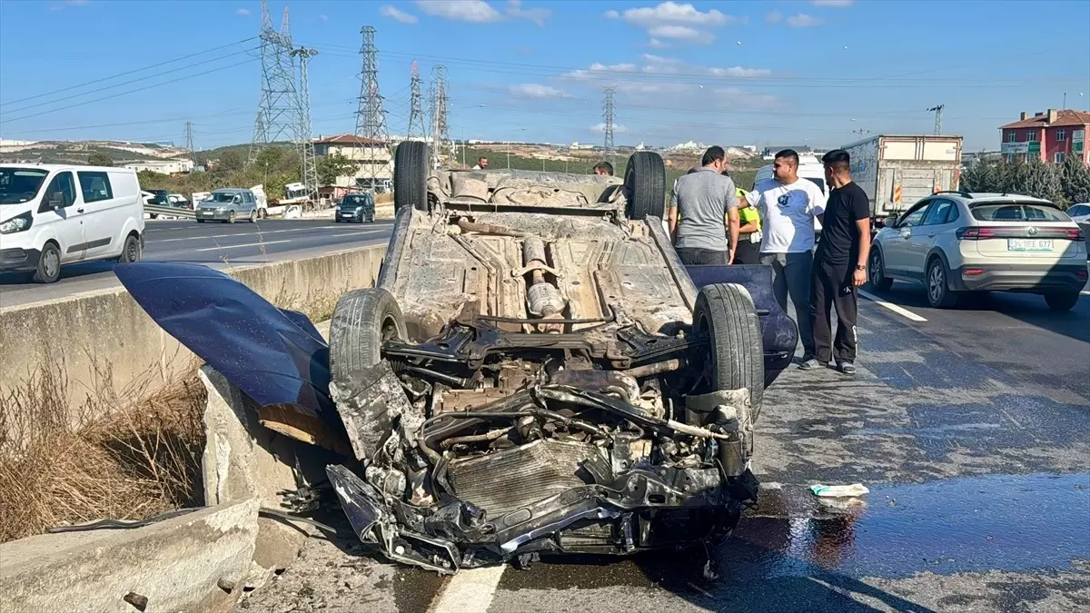 Dilovası'nda Otomobil Devrildi: 3 Yaralı