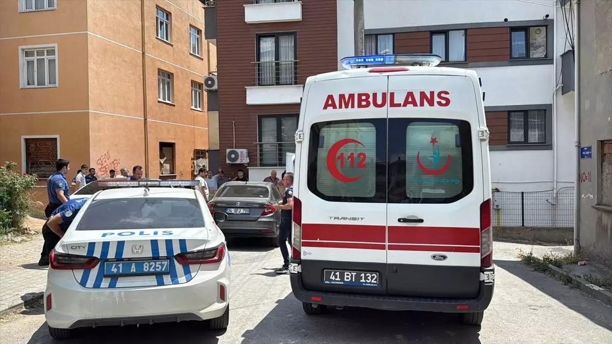 Gebze'de Kavga: İki Kardeş Bıçakla Yaralandı, Polis Memuru Düştü