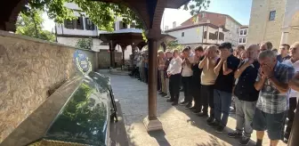 Çınar Dalının Altında Kalan Matematik Öğretmeni Hayatını Kaybetti