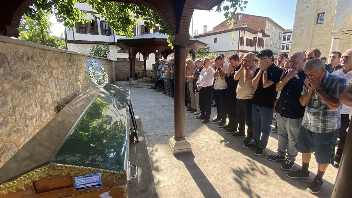 Çınar Dalının Altında Kalan Matematik Öğretmeni Hayatını Kaybetti