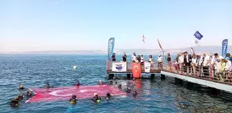 Kocaeli'de dalgıçlar Zafer Bayramı'nı denizde bayrak açarak kutladı