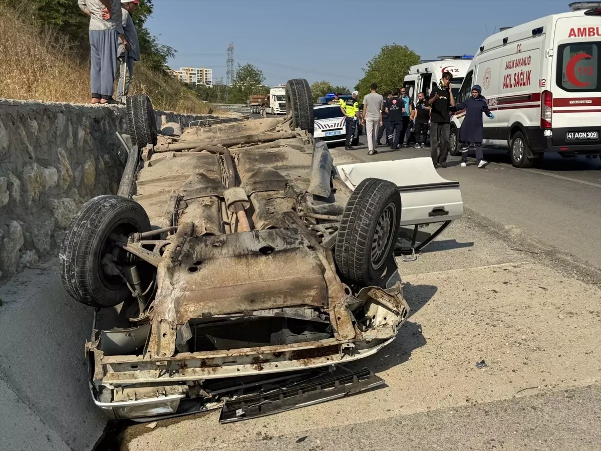Kocaeli'de Otomobil Devrildi: 4 Yaralı