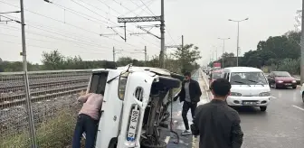 Kocaeli'de Panelvan Devrildi, Sürücü Hastaneye Kaldırıldı