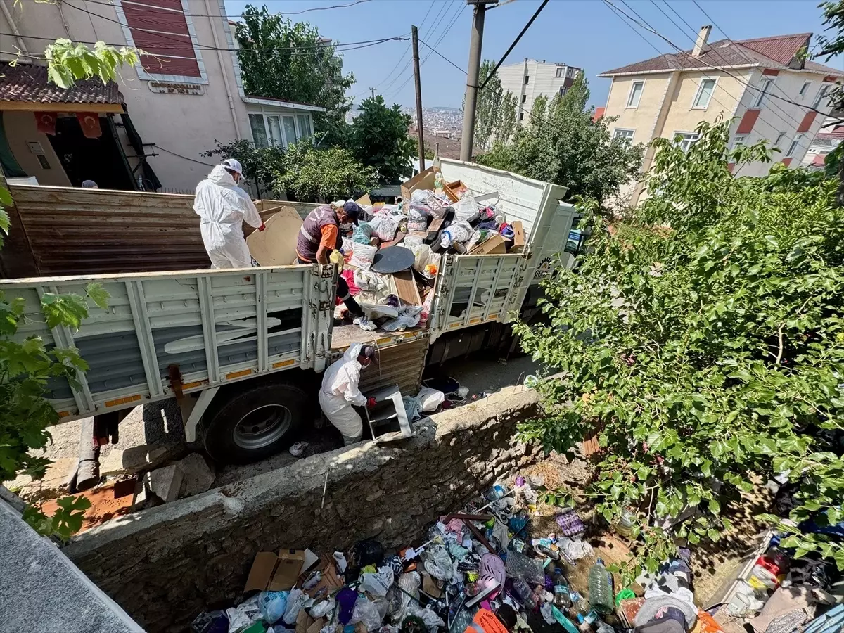 Gebze'de Dubleks Daireden Kamyonlarca Çöp Çıkarıldı