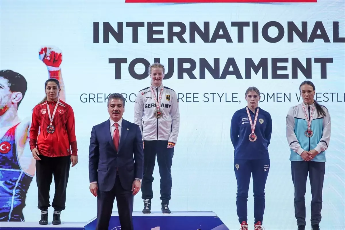 Kocaeli'de düzenlenen güreş turnuvasında 2. gün müsabakaları sona erdi