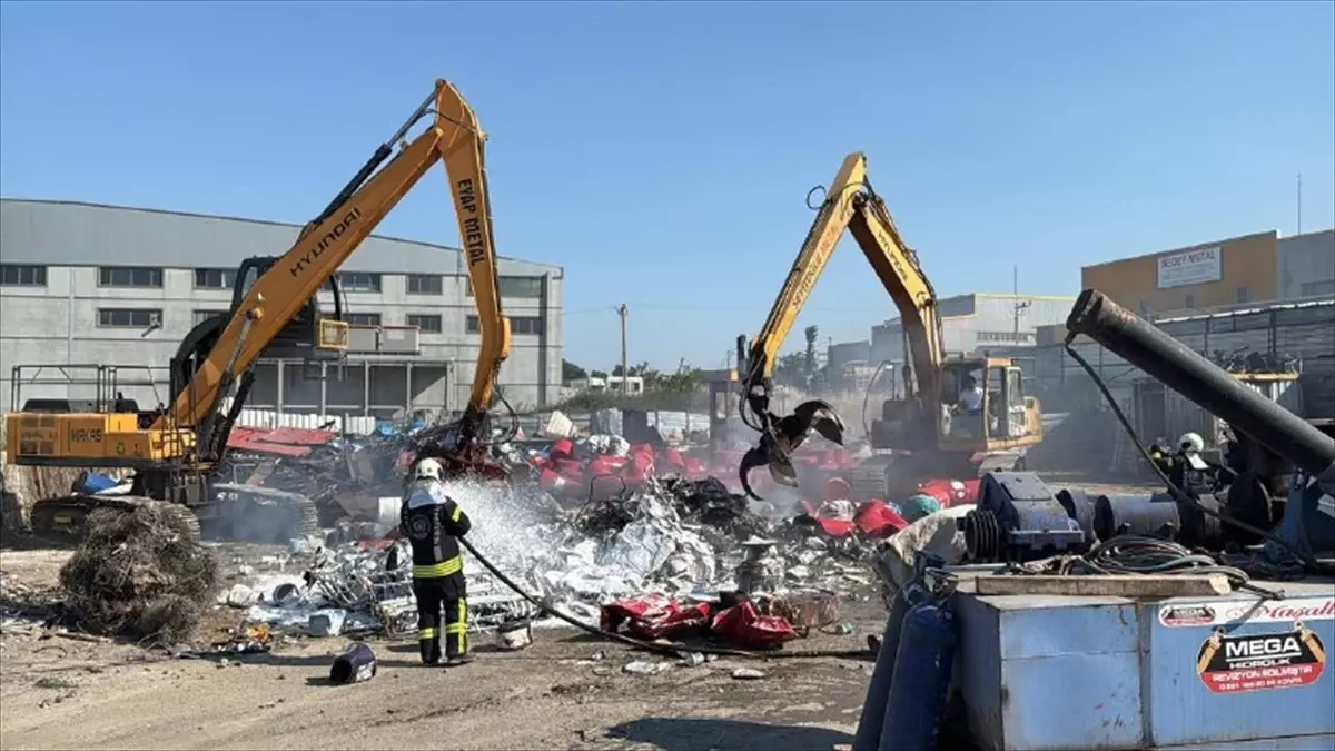 Kocaeli Gebze'deki Geri Dönüşüm Deposunda Yangın Çıktı