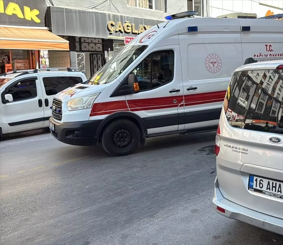 Kocaeli'de Elektrikli Bisikletle Hafif Ticari Araç Çarpıştı: 1 Yaralı