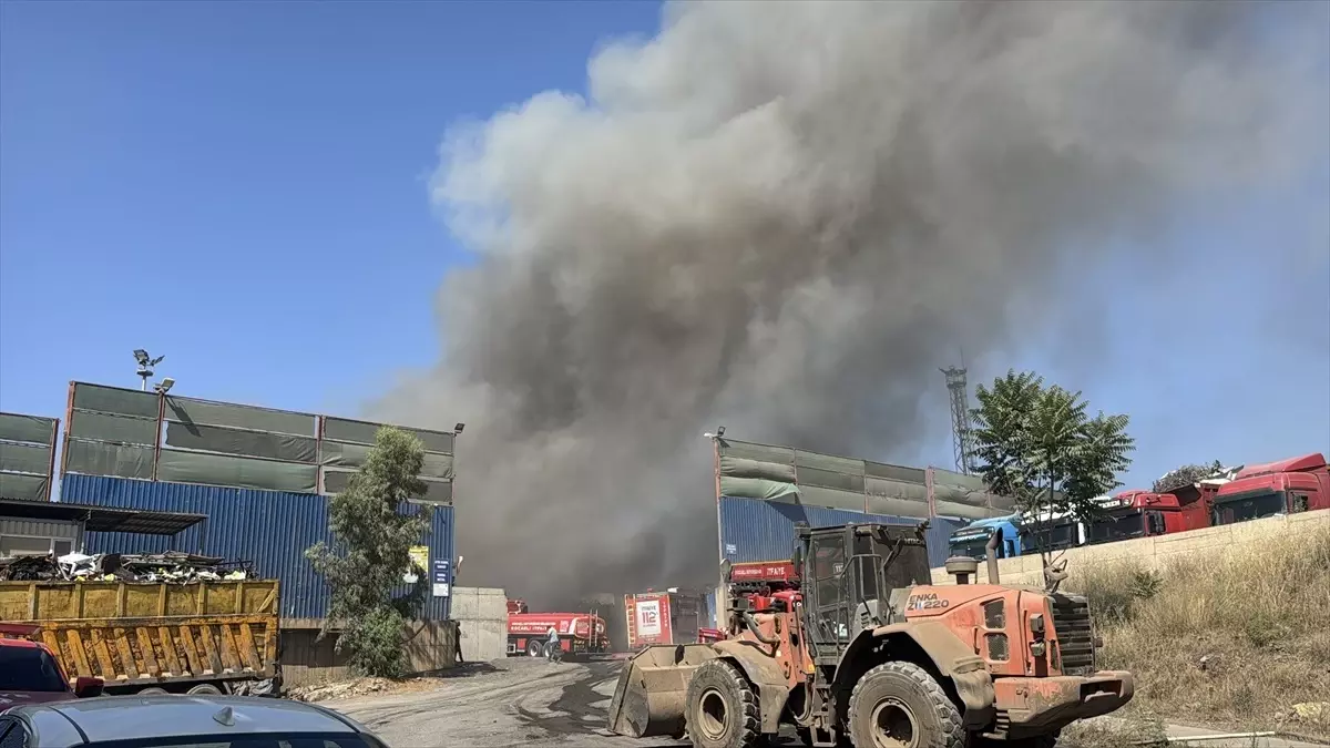Kocaeli Gebze'de Hurda Atık Depolama Sahasında Yangın Çıktı