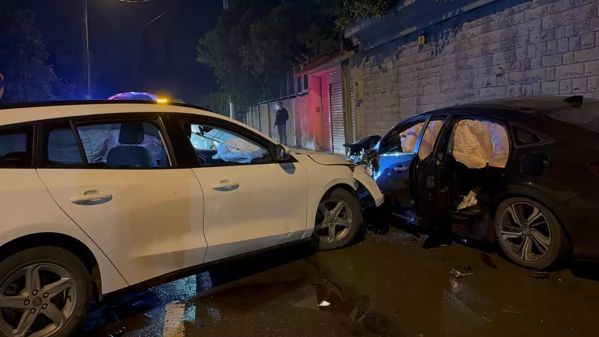 Kocaeli'de İki Otomobilin Çarpışması Sonucu 6 Kişi Yaralandı