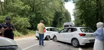 Kartepe'de İki Otomobilin Çarpışması: 6 Yaralı