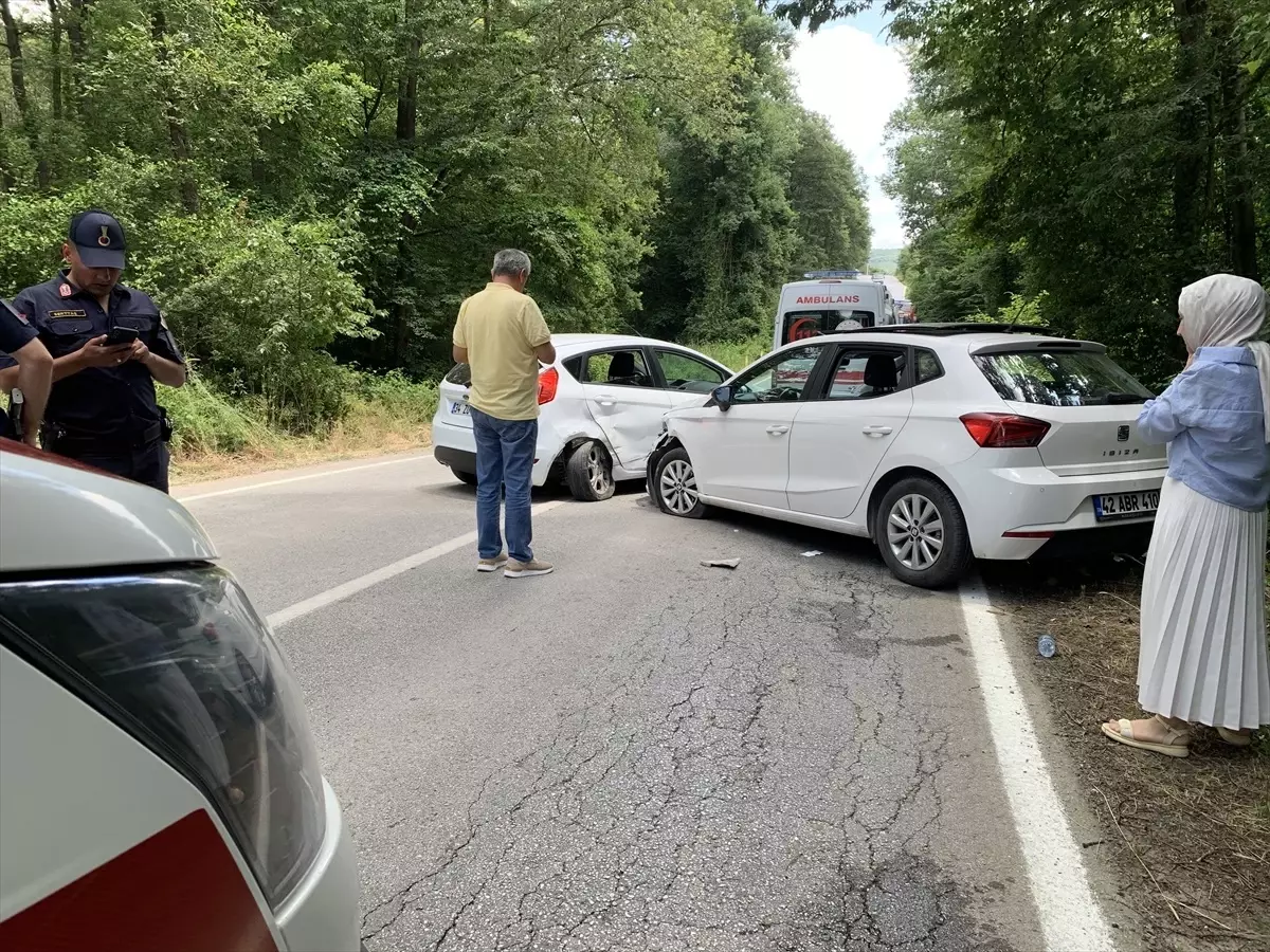 Kartepe'de İki Otomobilin Çarpışması: 6 Yaralı