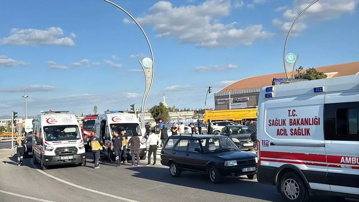 Kocaeli'de Trafik Kazası: 1'i Çocuk 6 Yaralı