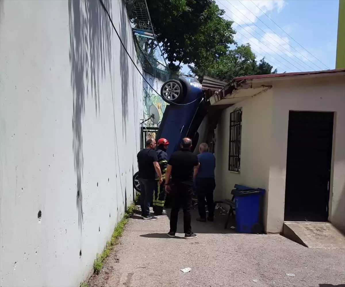Darıca'da İstinat Duvarından Okul Bahçesine Düşen Araç Sürücüsü Yaralandı