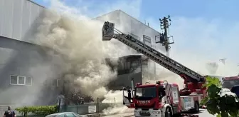 Gebze'de Market Deposunda Yangın Çıktı