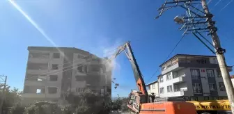 Marmara Depremi Sonrası Hasar Gören Bina Yıkılıyor