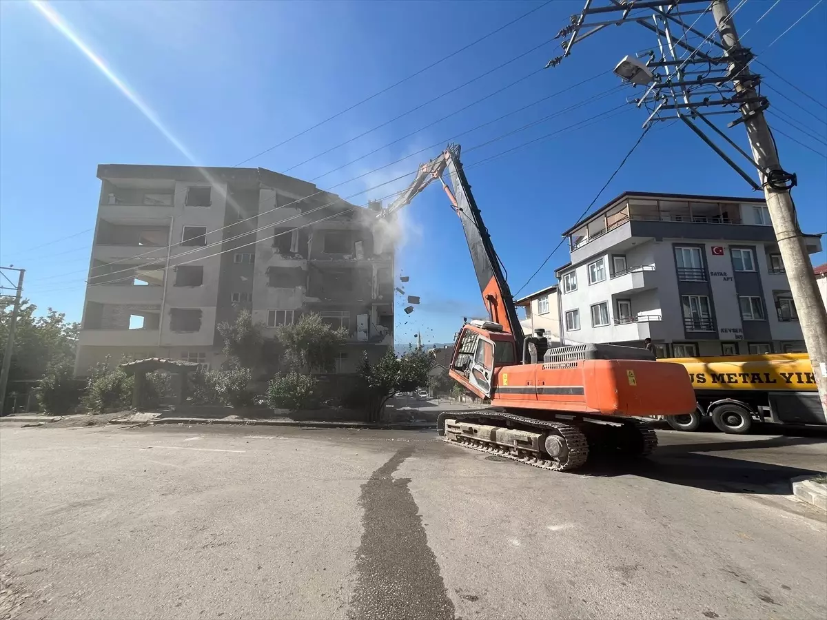 Marmara Depremi Sonrası Hasar Gören Bina Yıkılıyor