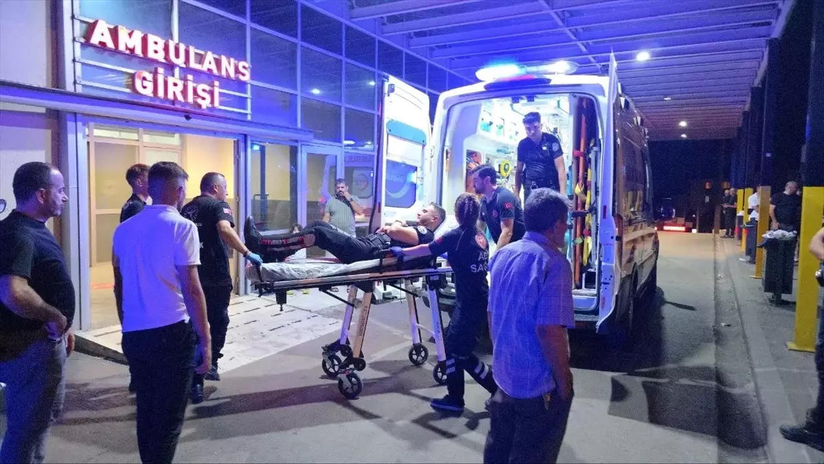 Kocaeli'de Motosikletli Yunus Timine Otomobil Çarptı: 2 Polis Yaralı