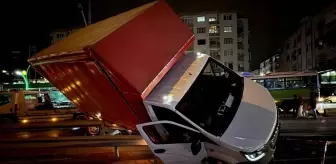 Kocaeli'de Otomobil ile Kamyonet Çarpıştı: 3 Yaralı