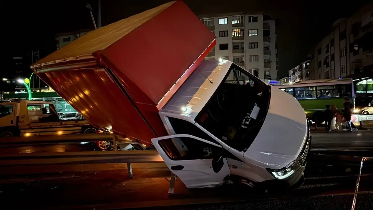Kocaeli'de Otomobil ile Kamyonet Çarpıştı: 3 Yaralı