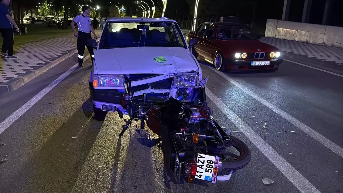 Kocaeli'de Otomobil ve Motosiklet Çarpıştı, 2 Yaralı