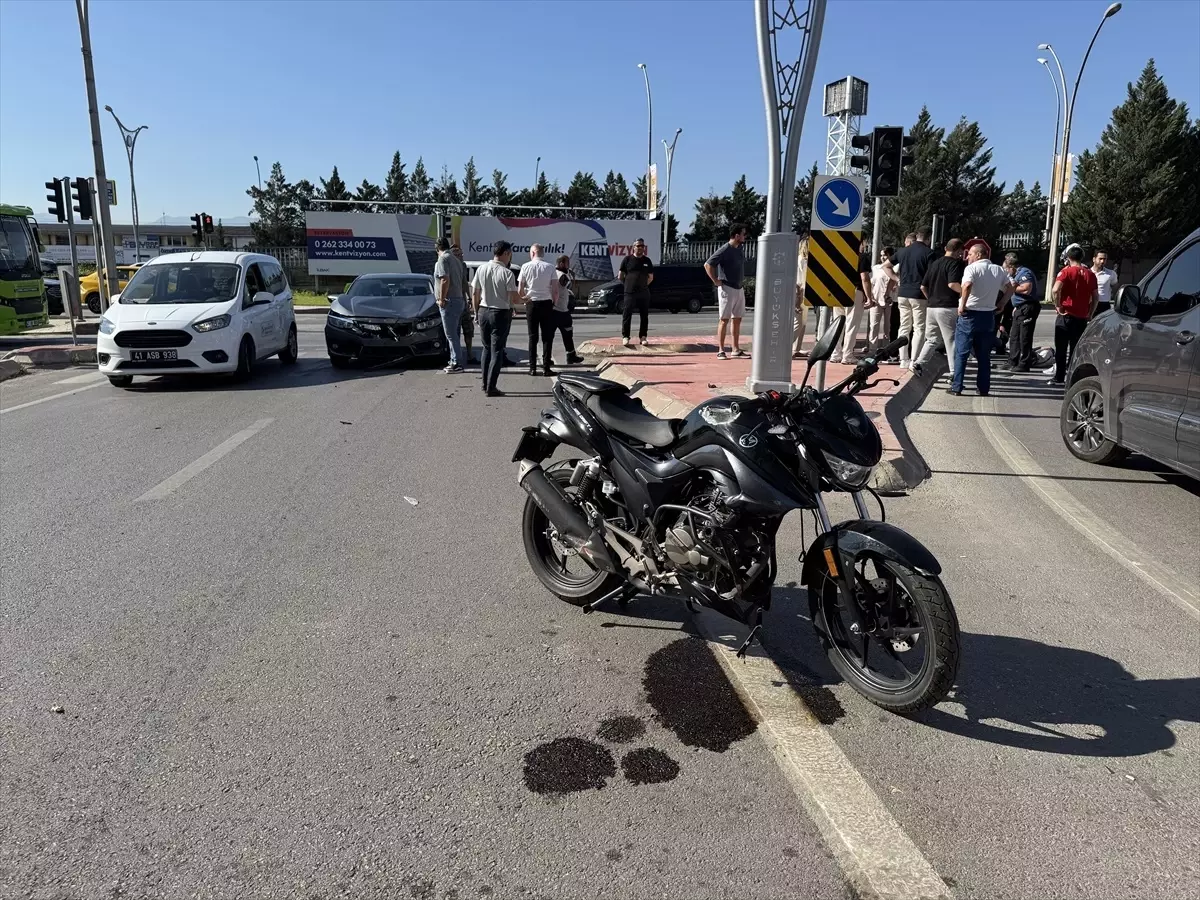 Kocaeli'de Motosikletle Otomobil Çarpıştı: Bir Yaralı