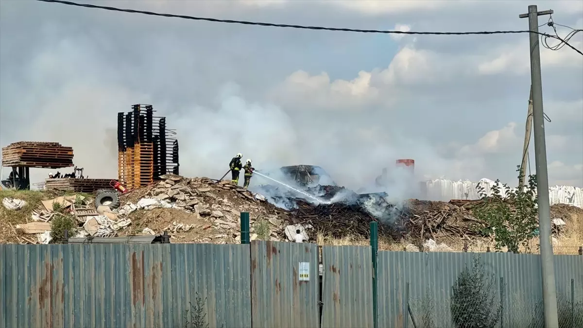 Gebze'de Palet Fabrikasında Yangın Çıktı