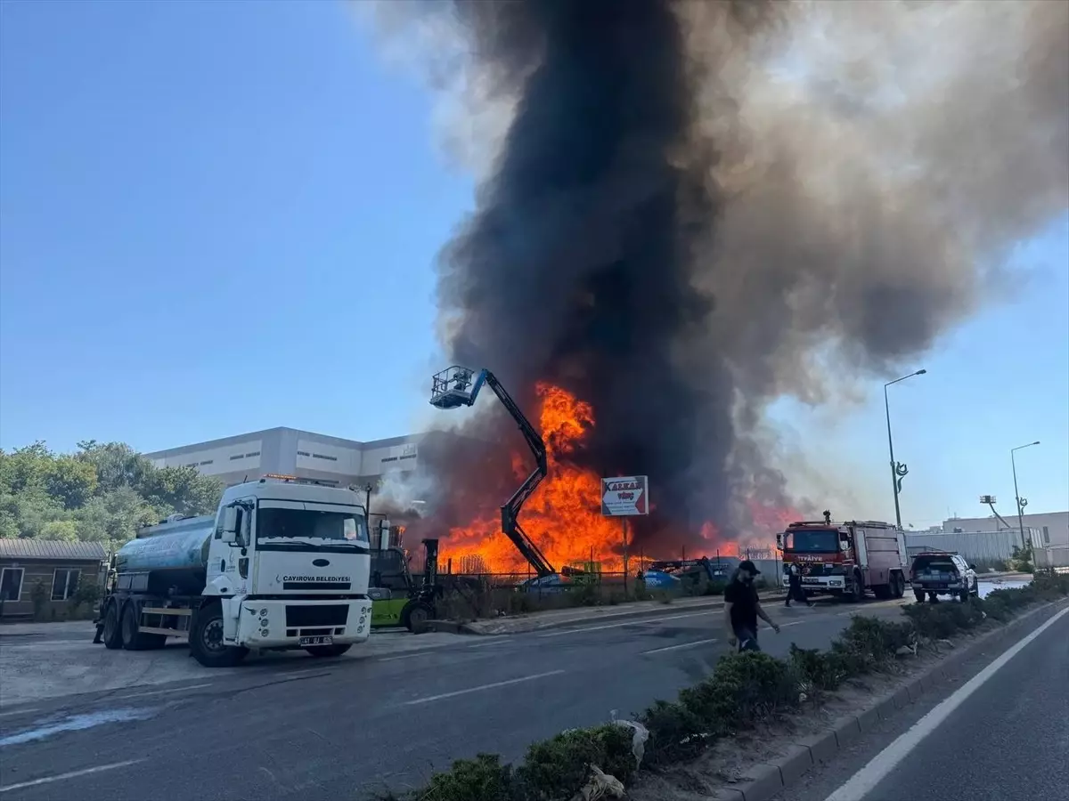 Çayırova'daki Palet Fabrikasında Yangın Kontrol Altına Alındı