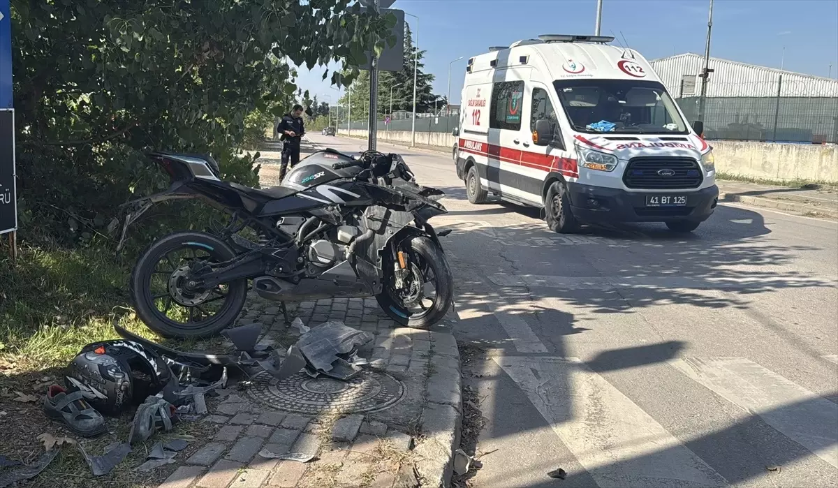 Kocaeli'de Motosiklet Kazası: 24 Yaşındaki Sürücü Ağır Yaralandı
